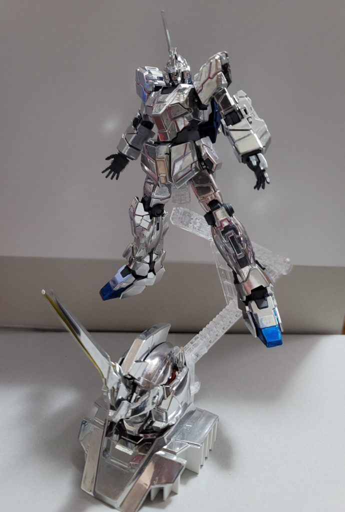 武装を外してデストロイ🦄のキットに同梱したユニコーンヘッドディスプレイベースに乗せました本来のアームは自由度が低いのでアクションベースのやつに換装しました