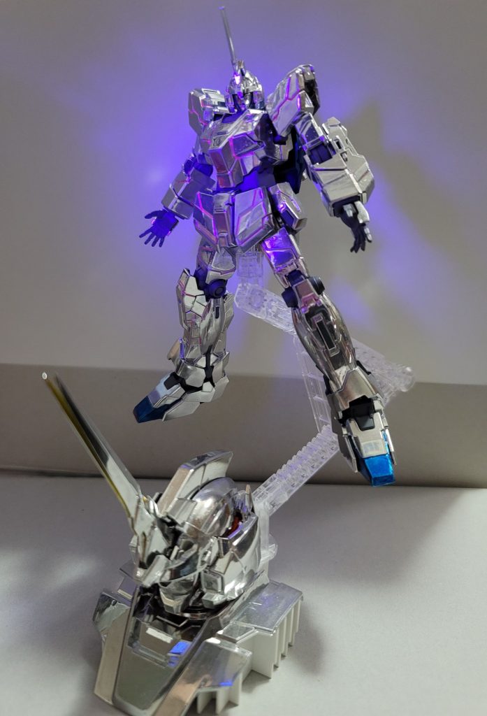 発光してもらいます1:1立像のポーズのつもりだがちょっと似てないなヘッドディスプレイは可変機構のせいで角が完全に閉じれないのが悩み所