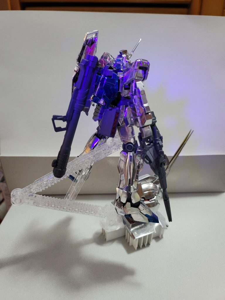 全乗せ状態の後ろ姿背負うものが多いからサイコフレームが見えません