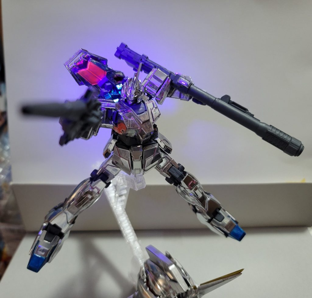 ビームマグナムとハイパーバズーカを両方持ってみた武器持ち手は右手のものしか付属しないんだけど一応サーベル持ち手でも握れるので左手でも保持できます下半身のポージング変わらないな、と思う方もいるでしょうが股関節がボールジョイントである故にこれ以上ダイナミックな動きができませんので......