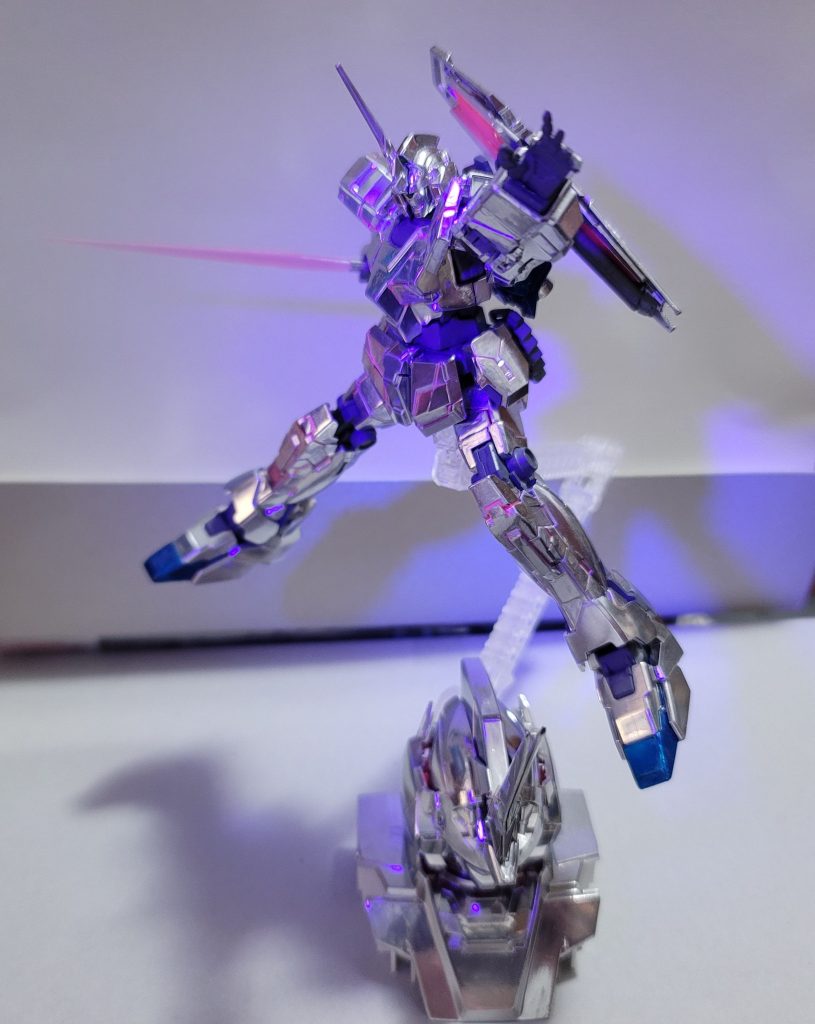 ビームサーベルを構えてみた背中の二本は取り難そうなので左腕のやつを使っていますビームエフェクトは短いし色素も薄いから買ったばかりのMGSDのもので代用しようかと思ったけど一応コンプリート計画に投稿するものなので今回は🦄キットのヤツを使います