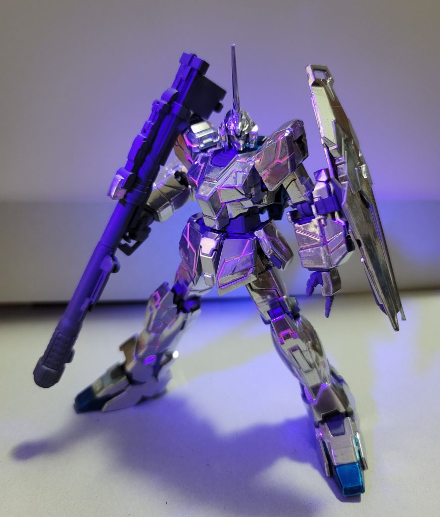 ブラックライト照らすとこんな感じに墨入れが発光します