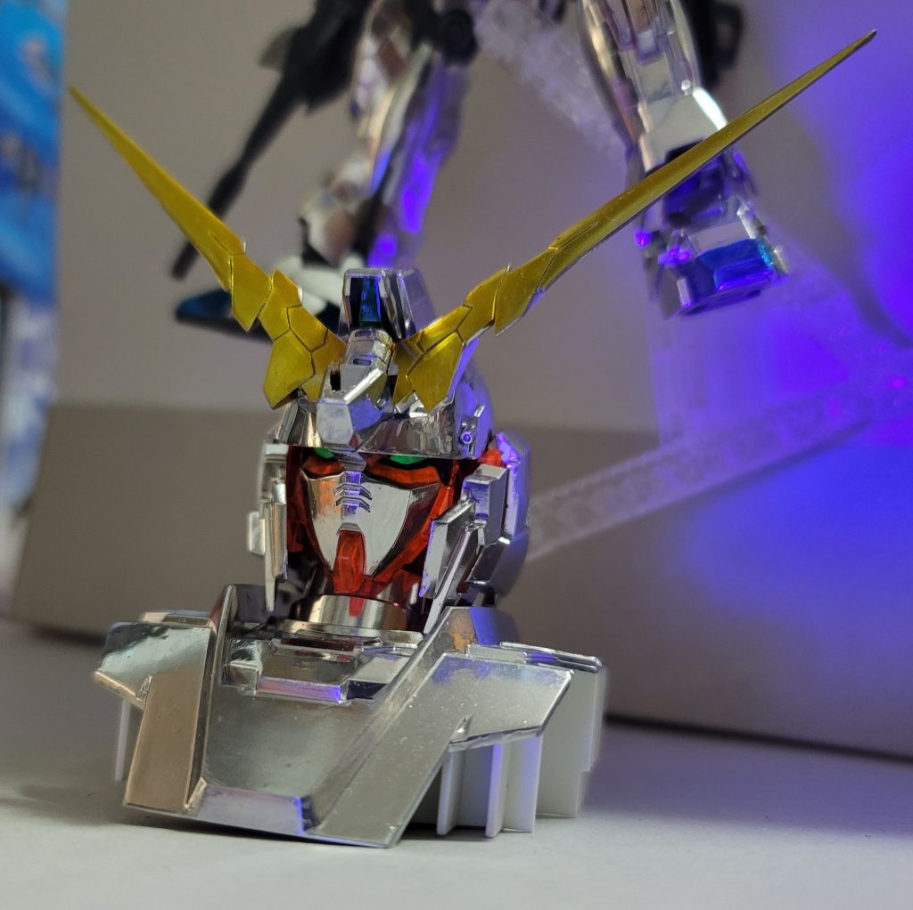 この流れでHGUC100のデストロイ🦄に続くのが筋でしょうがすみませんまだ作っていなくて積んだままなんです・・・実は数年前にヘッドディスプレイ同梱のキットを買っていたんですがどうやって全身にLEDを入れようかいい方法を思いつかないままパチ組み状態で箱に封印したんです今回の制作でようやく掘り起こしてヘッドディスプレイとビームマグナムだけ取ってまた箱の中へ方法については実はもう解決する目途が立ったんですよ半年くらい前に磁力でLEDに給電するセットを買ったのでそれを使えば作れると思ってますだが実際に制作を開始するのはいつになるのか今年以内には作らない可能性大なんですいつかとは・・・いつなのです！？