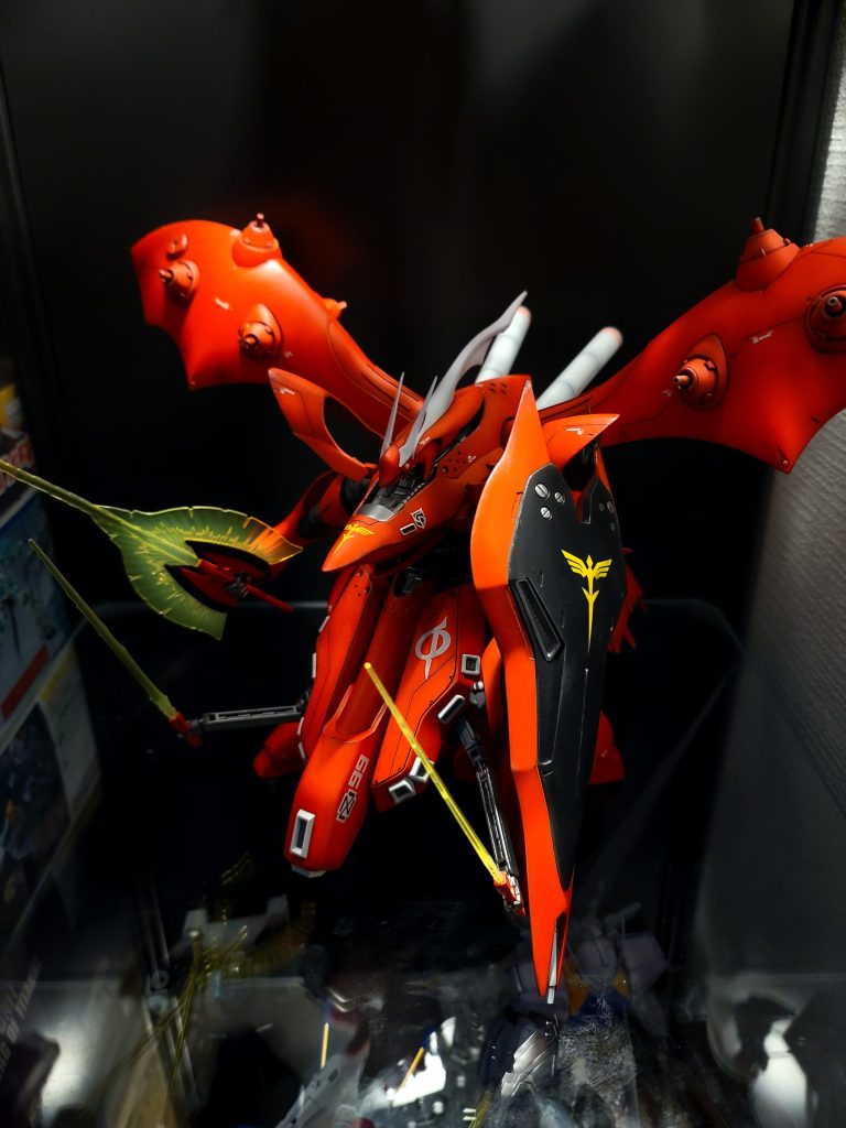 ビームトマホーク&隠し腕展開ビームトマホークはシナンジュの流用ランナーのため柄側には固定用の穴があるのですが何故かナイチンゲール側のサーベル持ち手はピンが付かないタイプでした…スポスポ抜けます