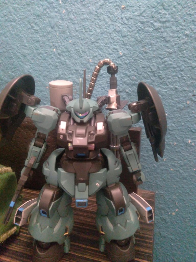 The gatling cannon in its stored mode. I used some connections from the gunpla battle arms to attach the cannon and the tank is from wave.