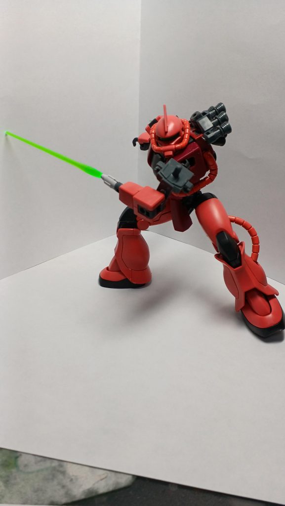 格闘モーションです。こちらのアームは、ちぎれたアームとガンダムの腰パーツを使ってます。そこに、シルバレのサーベルコンテナの先をつけ、ビームパーツをぶっさしました。  