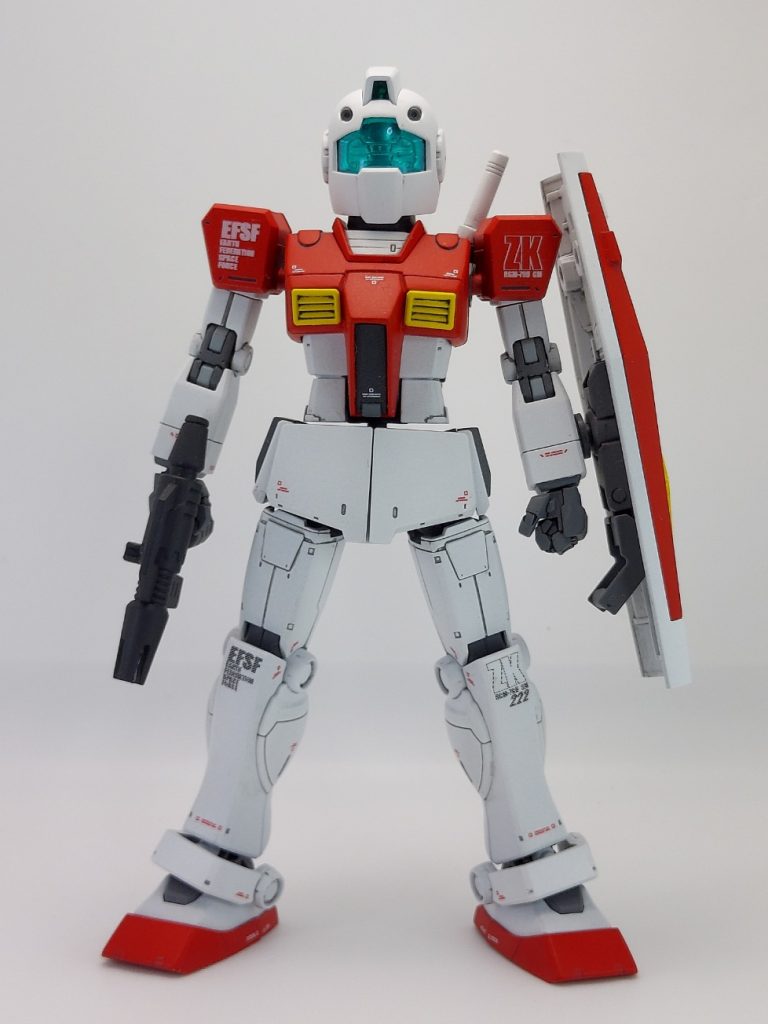 他の胸部上面のディテールは他のジムシリーズに同じになるようプラ板で追加しました。コックピット部は左右をプラ板でまっすぐなラインにし、ハッチを追加しています。