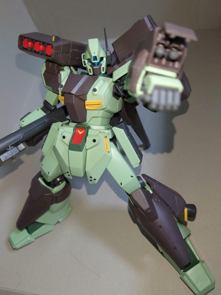 顔にピントを合わせるとグレネードランチャーにピントがいかない() そういえば腰のEパックらしきものってなんの武器のやつなんでしょう？付属してるGMⅢのビームライフルはEパック方式ではないですし…