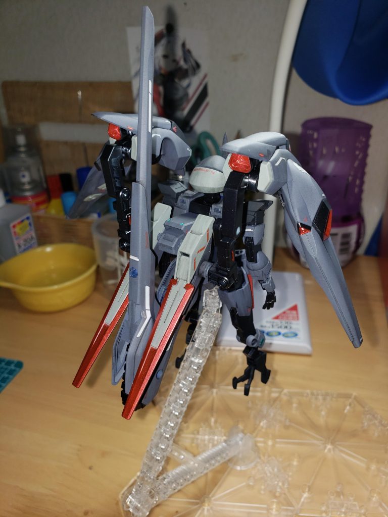 コア形態(ADF/AGE-14)この機体はこれまでADF計画で作られてきたADF/XXシリーズから得られたデータによって製造された。コア形態に装備させるアーマーを変えることであらゆる戦場に対応するという画期的なシステムを搭載し、この機体ひとつで狙撃、偵察、戦域支配など、あらゆる任務をこなせる機体へとなった。まずは正面と背面です。コア形態なので、ここからアーマーをつけることが可能です。また、この状態でも割と強力で、スタンビットによって敵機を一時的に行動不能にしたり、最大6まで装備できる攻守一体のソードビットによって敵を攻撃、あるいは攻撃を防いだりすることが可能です。アルスコアをベースにしてるので格闘戦も、マニュピレーターからビームソードを形成できるため、対応可能です。さらにジェネレーターに直結しているテイルライフルを装備してるので、中距離戦もこの形態である程度こなすことが出来ます。