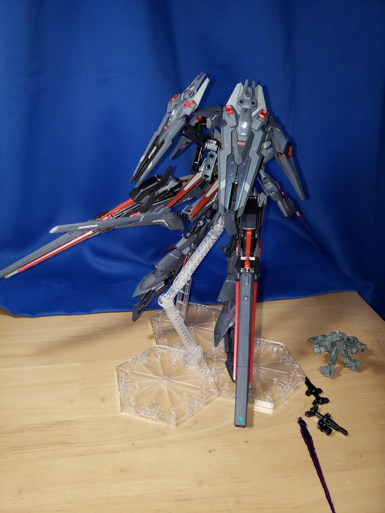 ADF/AGE-14F Alicornドミナンスユニットを装備したADF/AGE-14である。この時の戦闘力は凄まじく、無人機だからこそGを気にしない人間離れした機動性を発揮しつつ、ガンビットとソードビットで敵機を殲滅する。異常な程の機動性によってライフルで狙い撃つのは難しく、当てられそうであれば回避され、万が一それでも避けきれない時はビットによって防がれる。本体はグレー、ブラック、パープルを3/6/1で混ぜた色と、ライトグレー、ブラックとグレーを8/2で混ぜた色で塗装し、装甲は全てつや消しで塗装しました。刃や、発光部、1部スラスターはメタリックレッドで塗装。身体中の細かいアクセントとして発光部っぽくメタリックグリーンを入れました。ちなみに腕は見てわかるかと思いますが、関節がふたつあるので、より奇怪な動きができます。腕細長いし、そうした方が怖いかなって思ったのでそうしました。