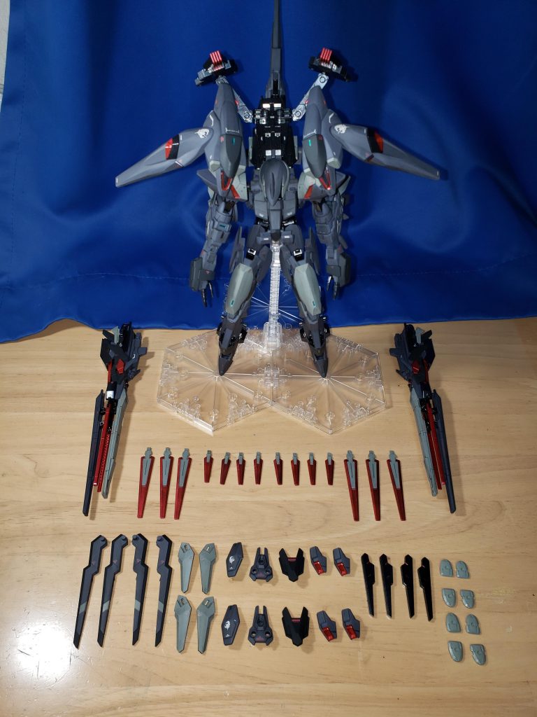 この機体が装備する全てのファンネルやビットを外した状態です。見てわかる通り、LRFFを2、Cファンネルを14、ガンビットを22、スタンビットを4(8)装備しています。常人ではこの数のビットを同時に扱うのはほぼ無理でしょう。無人機だからこそ全てを同時に扱い、瞬く間に戦場を支配しできます。