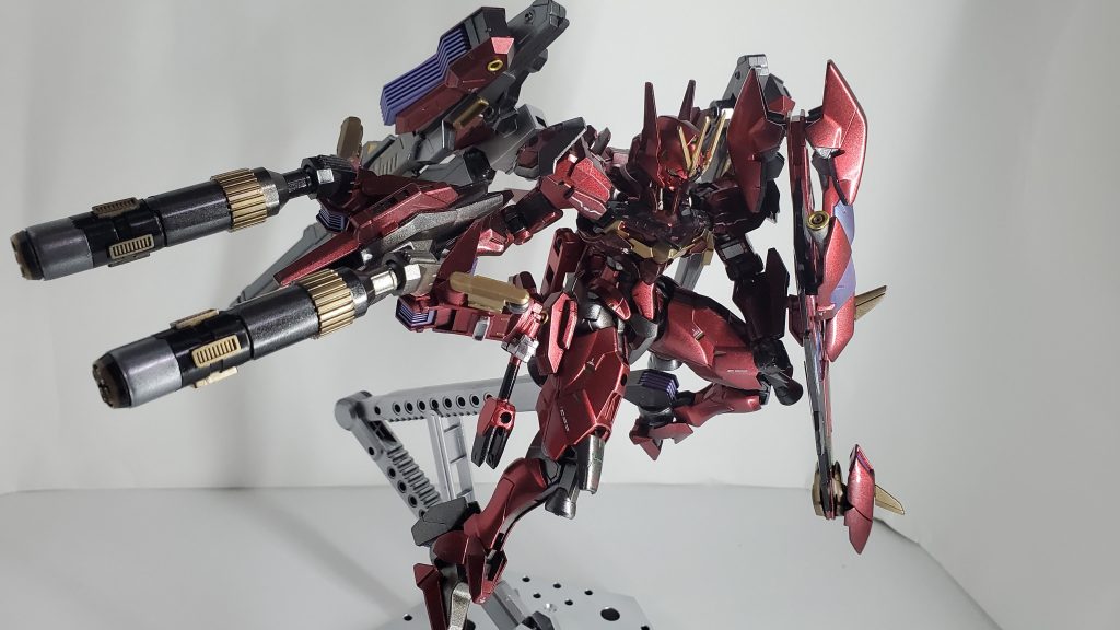 ルブリスのビームライフルってビットがついてないと貧相に感じたのでビームガトリングを2門増設しました。それとエアリアル改修型で大きく目立っていたラジエーターフィンも増設しています。