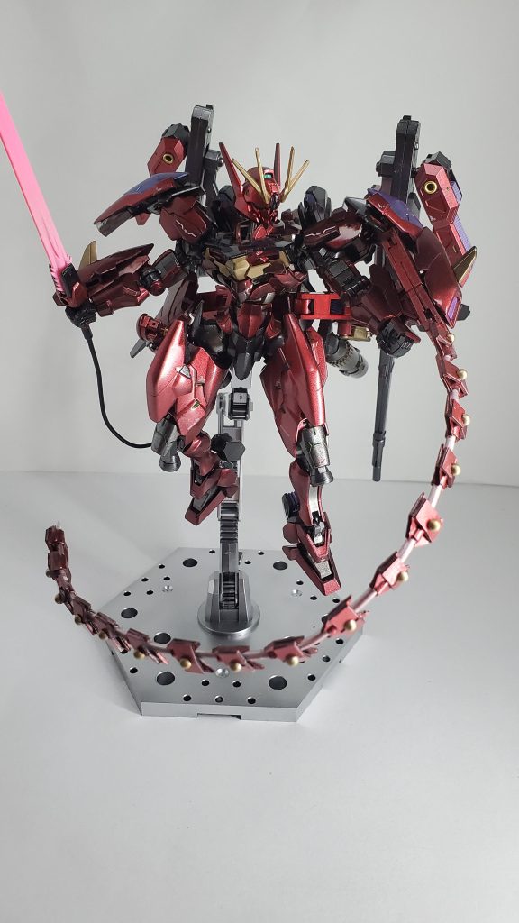 ビットオンフォーム及び武装はビームソードとヒートロッドみたいな何かです。元のキットのビームサーベルのマウント部分にパーツを増設してしまったのでビームサーベルがつかなくなってしまいました。って訳で新たに作らなきゃいけなかったんですけど、わざわざマウントを作るのにビームサーベルなんて貧相な物よりソードでしょ!ソードをつけるなら左手はヒートロッドでしょ!ってことでこうなりました。おかげでジェネレーターまで作ることになってしまいました。エフェクトパーツはHGアカツキについてたやつを塗装したものです。