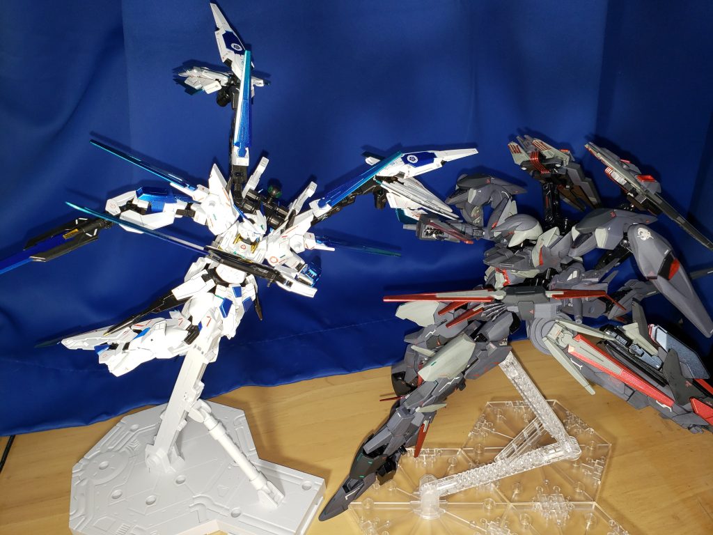 私の脳内世界では、ADF/AGE-02V2とこの機体が戦う設定です。なので戦闘シーン的な感じでポージングしてみました。ファンネルは台座がないので装備したままポージングさせました。ADF/AGE-14はADF/AGE-02を含む地球防衛軍の熟練パイロットから得られた戦闘データをインストールしているため、その戦闘力は無人機ながら圧倒的。また、自己学習能力も持つため、戦闘する度に強化される。まだ1機しか製造されておらず量産されていないものの、もしこの機体が増えた場合、それらにデータをフィードバックするため、ただ増殖するだけでなく、強化量産という形で増殖してしまう。ここからは制作工程です。