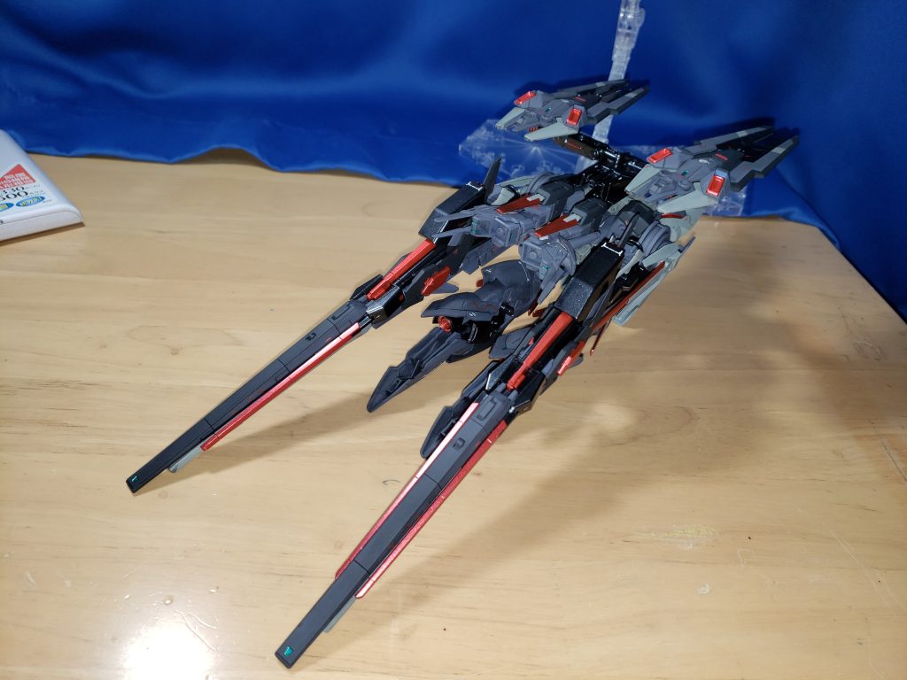 ドミナンスユニットADF/AGE-14に装備されるアーマーのひとつ。このアーマーは戦域支配専用のアーマーである。シードビットよりもガンビットの方が多い。また、長距離から狙撃するファンネル武装が付属しており、これまでの味方に任せていたものを全てこの機体ひとつでこなす。常人では前線で戦いながら敵を狙撃するのは非常に難しいが、同時に複数のことを行える無人機だからこそこの武装が装備できた。ちなみにADF/AGE-14Fは、この狙撃用武装と、スタンビットを除く全てのビットがシールドとして機能する。ADF/AGE-14がドミナンスユニットを装備することで初めてADF/AGE-14Fという機体になります。ソードビットだけでは戦域支配は難しいかなと思い、ガンビットを装備させることは初期案の段階で決まってました。ドラグーンでも良かったんですが、ちょうどエアリアルが販売された時期ぐらいにこの機体を考え始めたので、エアリアルのガンビットはシールドとして使える上にひとつのエスカッシャンで11のビットを使えるということでエスカッシャンを使用することに決定しました。お待たせしました。では、ADF/AGE-14Fです!