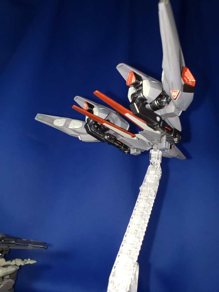 ファイター形態これはファイターユニットと呼ばれる、この機体の言わば脳である。ADF/AGE-14は完全自律型の無人機であり、誰かの命令で動くのではなく、自分自身で考え行動する。また、戦闘によって得られるデータや、元からインストールされているADF/AGE-02のパイロットの戦闘データも全てこのファイターユニットの中に組み込まれている。胴体をAGE-FXにしたため、コア・ファイターの搭載に成功しました。脳内設定では、この状態では基本戦闘は行いません。スタンビットがファイターユニットに着いている理由は撃墜されてしまうと、それまでの戦闘によるデータや経験値が失われてしまうため、少しでも生還率を上げるために最低限の武装を装備させています。これまで戦闘データ収集ユニットが装備されていましたが、この機体ではファイターユニットにそれが組み込まれていて赤い点々が光学センサーです。ちなみに、ファイターユニットと、コアユニットが合体して初めてADF/AGE-14という名前になります。