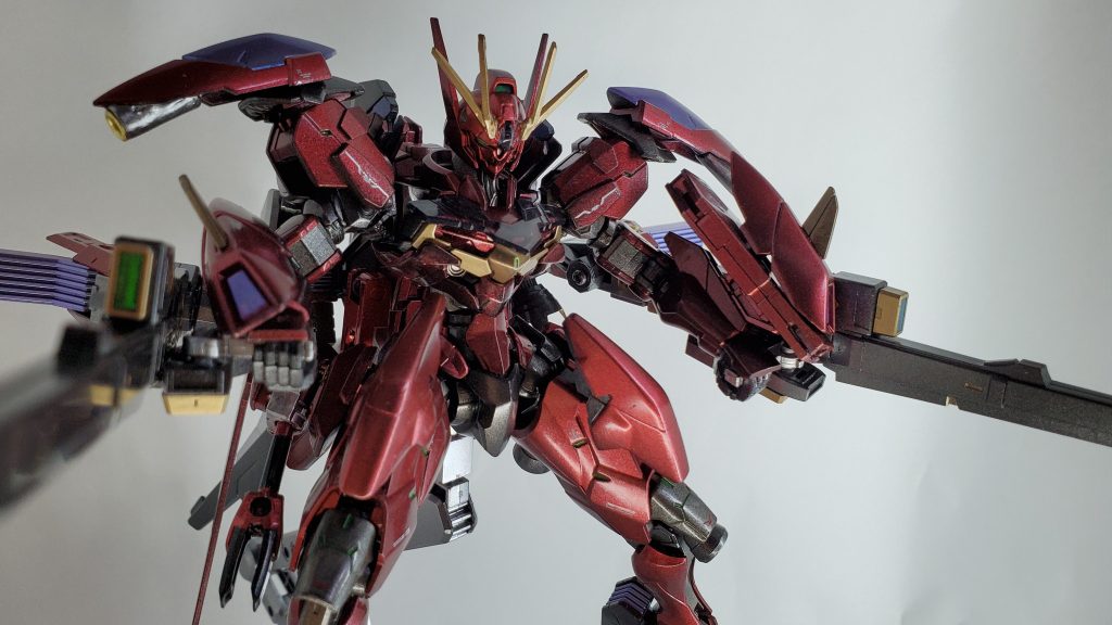 背面にある2門のバスターライフルです。遠近両用の機体なので、やっぱり長物は必要なんです。水星の魔女ではガンビットがあれば何でもできる感じですが、それだけではちょっと地味だし、それってどうなの?と感じたので