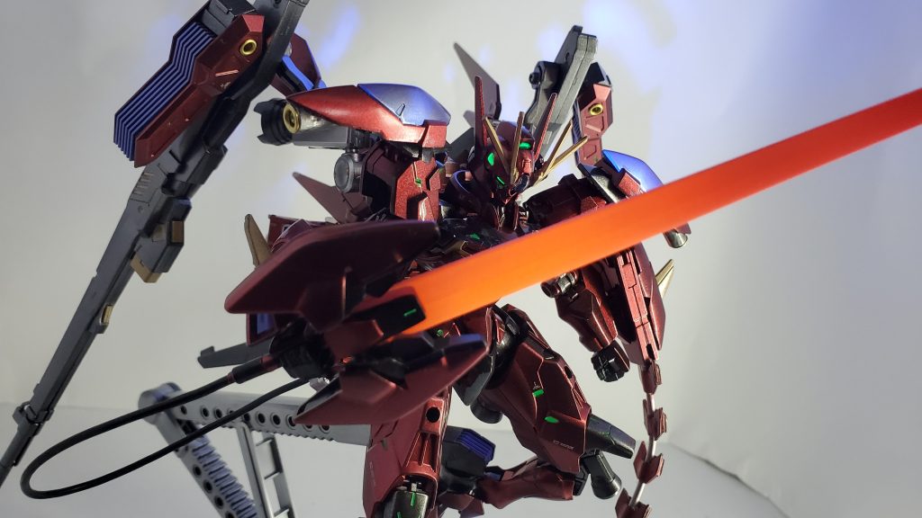 ビームソードに大腿部のビットをつけた状態です。ガンビットソードって言うんでしょうか。最大出力モードです。見た目はエピオンのビームソードに近い感じにできたかな?