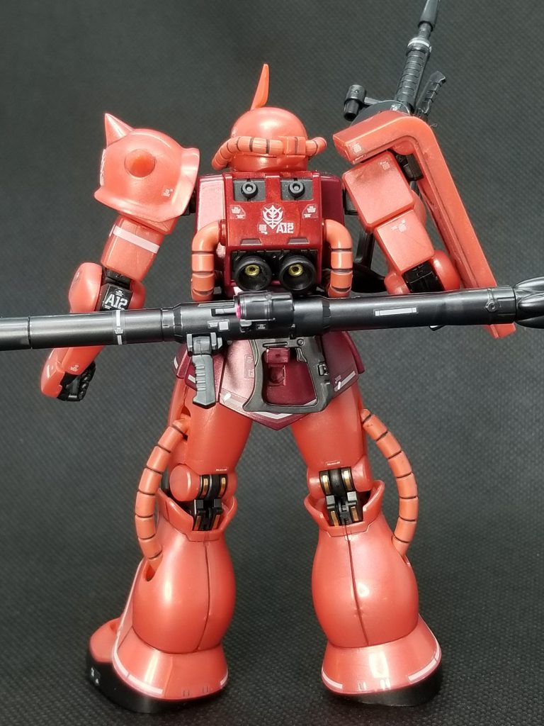 バックショット。少しだけ手を加えバーニア内は簡単ディテールアップ。そうそ、よく見て頂くとわかりますがふくらはぎ部分とかシールドとかにゲート跡があると思います。これ、ちゃんと二度切りで落としてヤスリで処理してるんですがいくらヤスってもなくならないんです😭指で触ってもつるつるなんですが、メタリック成形上パーツの奥にまで粒子的な流れ込みみたいなのがあるんですかね~?それとも…ただ私が下手くそなだけなのか?!🤣