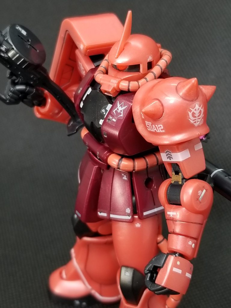 右斜め上から。う~ん凛々しいですなっ🥰てことで、このシャアザクもガシガシ動かせますのでポージング色々やってみました😆