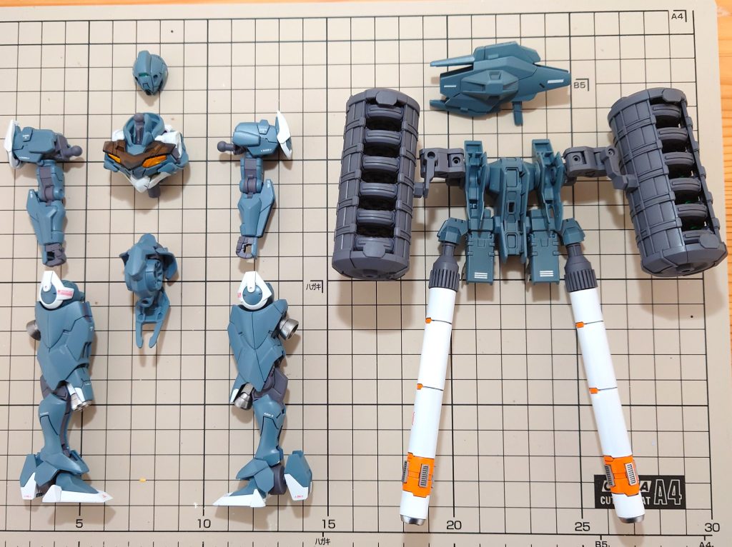 組み立て前の一枚。こう見るとバックパックの存在感がすごいですね。ルブリス自体はとても作りやすい上に可動性能も良く、お値段以上の素晴らしいキットでした。今回もご覧いただきありがとうございました!