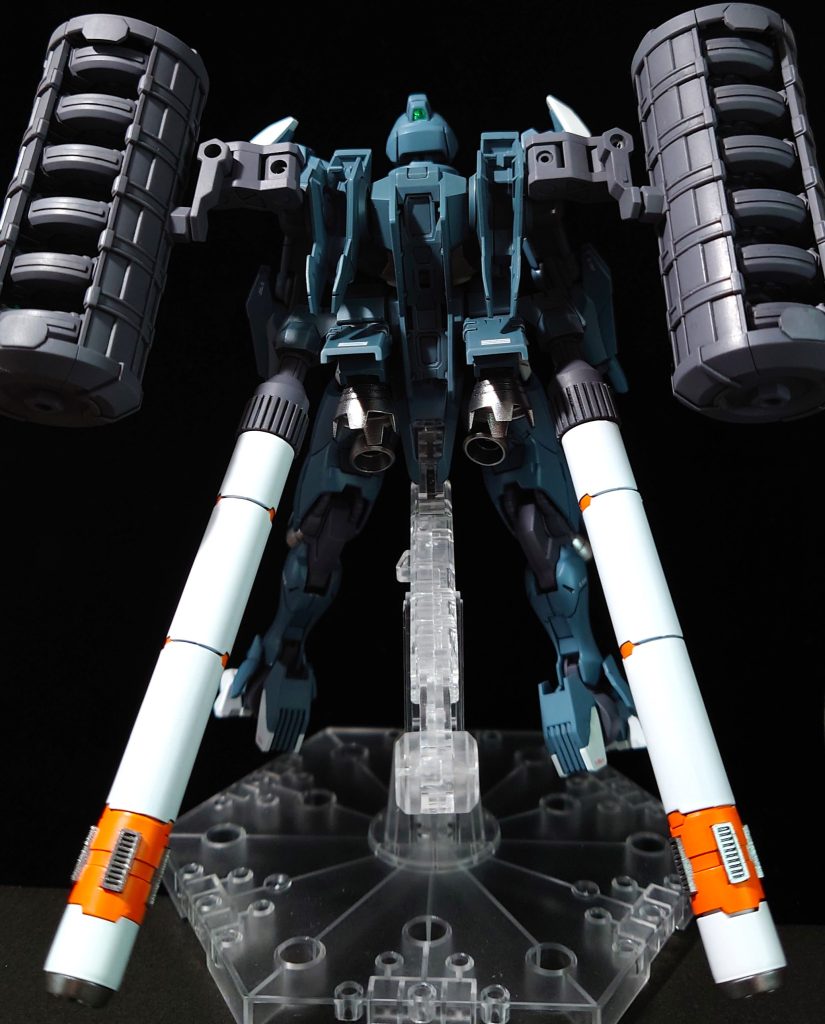 フロントショット+バックショット。バックパックはルブリスとは違い、大型ランチャー装備であるのですが、プラ板で自作するにはハードルが高かったのでコトブキヤのMSG アクティブマインで代用しています。ついでにプロペラントタンク等も増設しまして、高速機動を目指した設計としました。