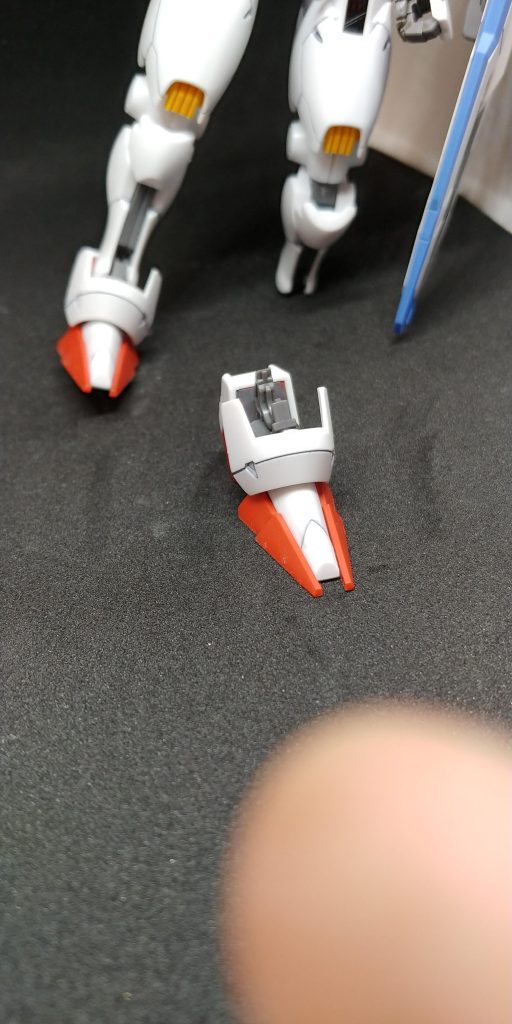 ただ、ポージングやってみようとしてたら足首折れました。