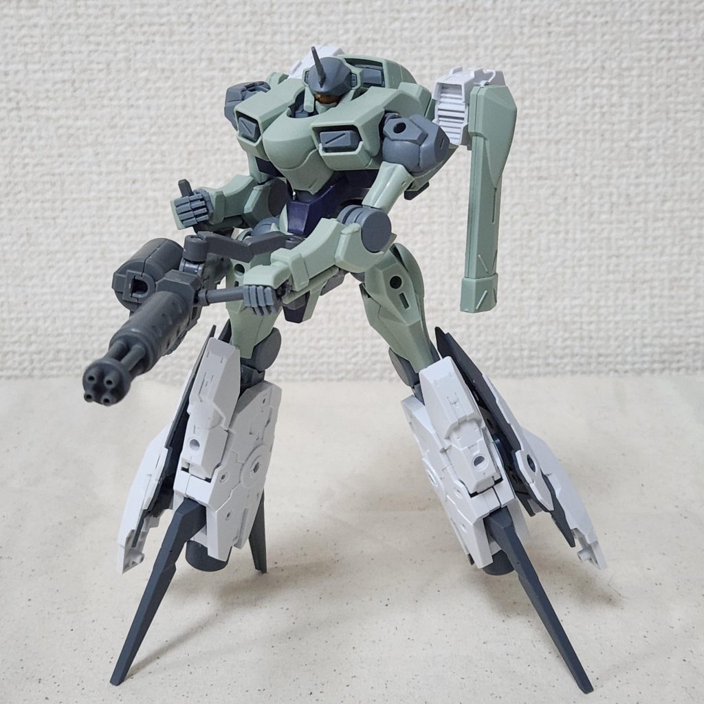 というわけで、見ての通りのHGザウォートと30MMオプションパーツセット9とデミトレーナー用拡張パーツセットのミキシングです。モチーフはSガンダムブースターパック装備型でした。脚部分はそのままでは接続できなかったので、関節パーツを自作して組み込んであります。