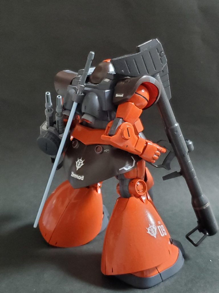 ③武器追加戦闘力向上のためヒートトマホーク🪓そして、左腕にはオリジナル武器?ツインマシンガンを装備させました~😊✨これは余りがちになっていたザクマシンガンを2丁使い製作してます😎👍