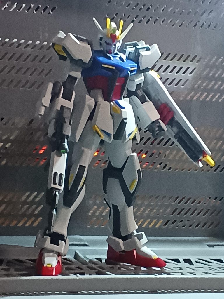 ところどころにイエローのディテールを足しています。ファーストガンダム世代なのでしっくりきます。シールドの裏も真っ白なのでランナーを加工して実弾装備しています。