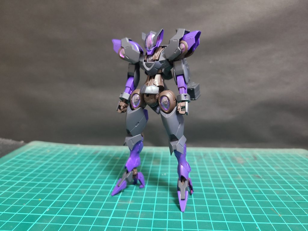 ベネリットグループ御三家の一つ、グラスレー・ディフェンス・システムズが開発したベギルベウの後継機であるモビルスーツ。量産化と同時に鹵獲してそのあと改造し「虚構の番人」が使用している機体。アンチドートシステムをオミットしてより汎用性を高めるため背部には武器のマウントラッチを設けている。カラーも特徴的な紫と赤ではなく黒と紫に変更されている。武装はほとんどが盗品であり撃破したディランザのライフルや「フォルドの夜明け」からの援助によるヒートマチェットを装備している。三機が「虚構の番人」に運用されておりパイロットはアーシアンのマスクで口元を隠してる特徴の少女エレアと若い男性のシュライバー。