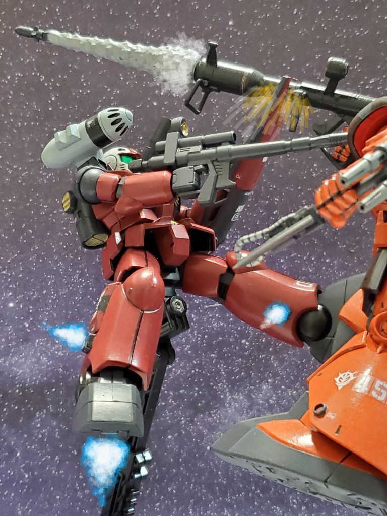 ドムは中距離を得意とするガンキャノンに対し近接戦闘を挑んできた❗目の前で構えられたバズーカをシールドで打ち上げ↗️眼前でバズーカ弾をかわすガンキャノン…😱💦お返しとばかりにビームライフルを構える👊✨