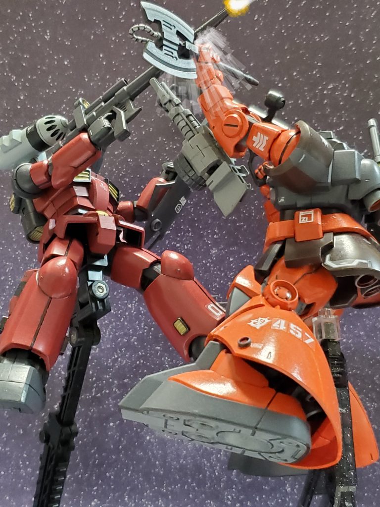 なんと👀❗ドムも左拳🤛で銃身を打ち上げ⬆️0距離のライフル射撃をかわす~😅💦エース同士の激しい攻防戦✨