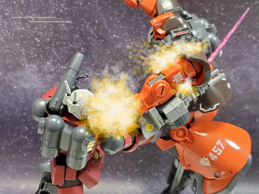 近接戦の間合いに入ったドムのヒートトマホークの斬撃に合わせ、ビームサーベルを抜き相討ちに持ち込むキャノンタイプ😅💦互いに大きなダメージを受けるが、ハザード中佐は予測していたのか二の太刀を構える…😎✨