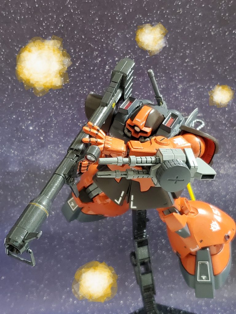 エイガー少尉のガンキャノンの砲撃を巧みに交わし接近する⬛黒と🟫茶のカラーリングのドム💦これは…空間戦闘仕様と思われるエースパイロットの機体だ😵💦