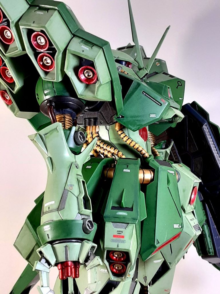 古いデカールが貼り難くなってましたので在庫処分も含めてデカールたっぷり貼ってます