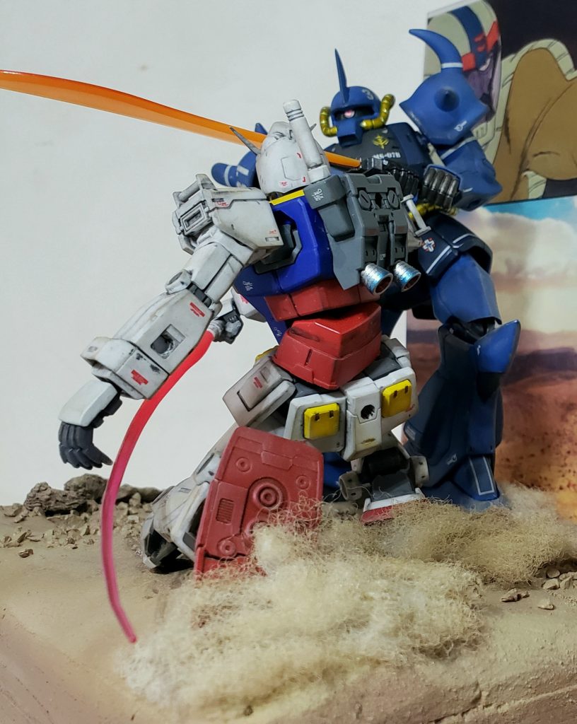 グフのヒートサーベルを躱して懐に潜り込むアムロ！