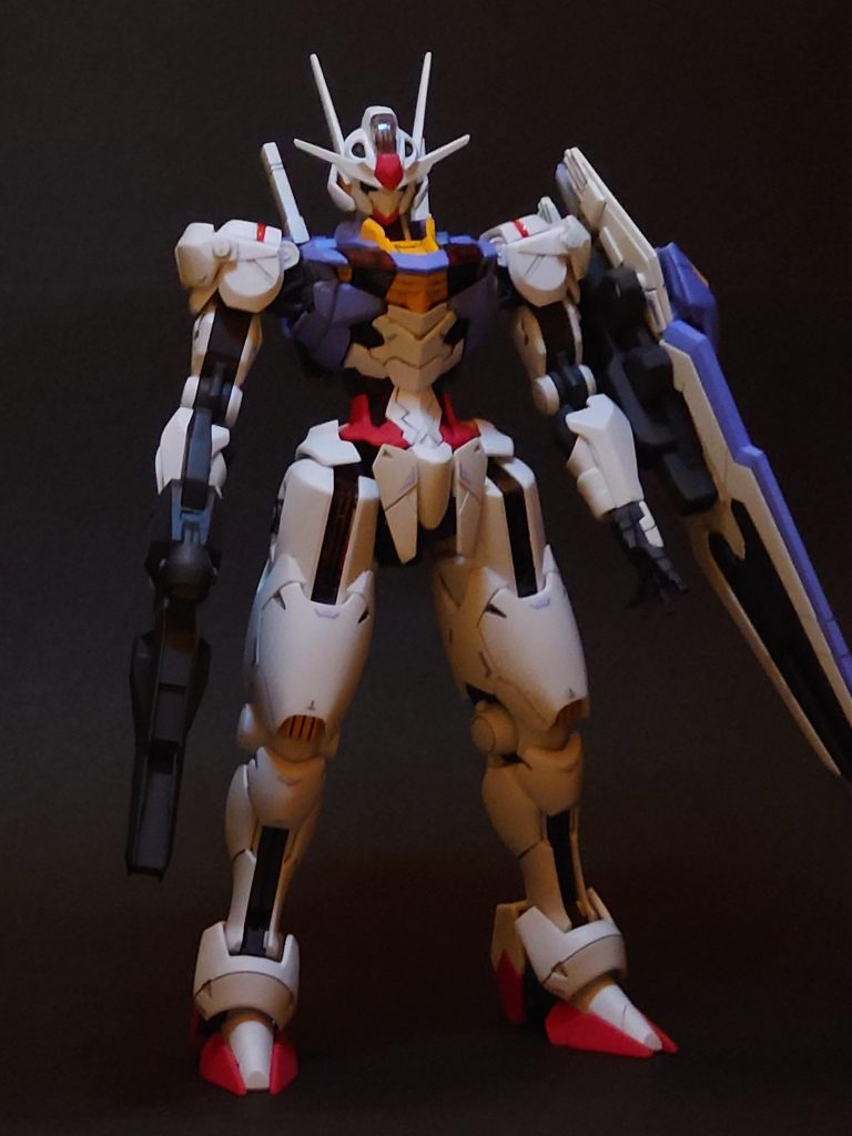 エアリアル本体です。プロポーションを主に改修しています。股関節のパーツを逆にする方法は腰アーマーの隙間が気に入らなかったので、股関節にプラ板を挟んで１mm延長。ヒールで１mm、足首で１mm延長、腹部で１mm延長しています。他、胸部の幅詰めプラス肩関節で幅詰め。上腕を短く、下腕を２mm延長しています。肩アーマー、腰アーマー、アンクルガードの形状変更等も行っています。