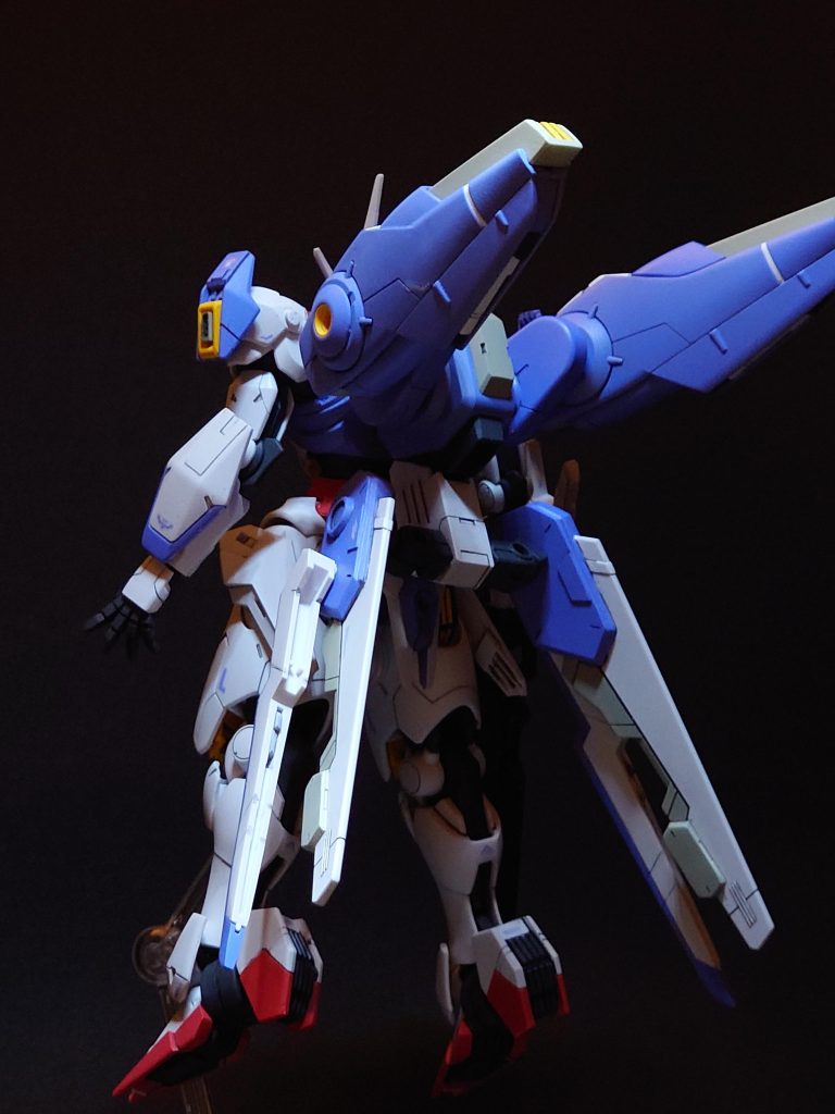 フライトユニット改、ガンビット装備。フライトユニットはバーニアを自作のスリット状のものに変更。下部はビルダーズパーツを改造しています。