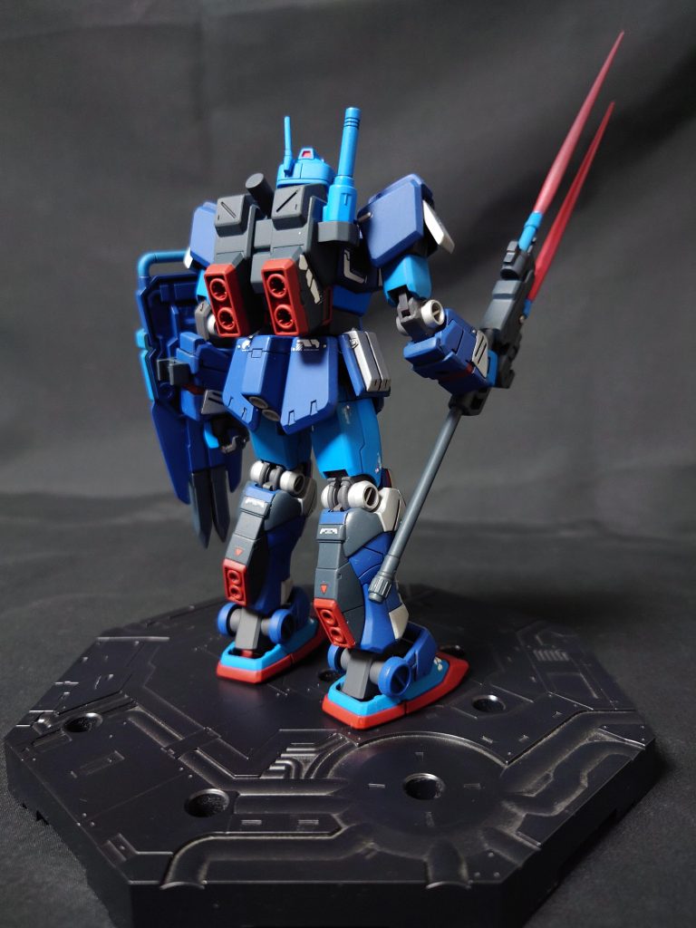 背面立像バックパック、武器などはかなり青っぽいグレーにして、統一感を出して……出してみました?元色黄色の部分は赤にして、EXAMの攻撃的な色といった感じでアクセントっぽくしてみました。