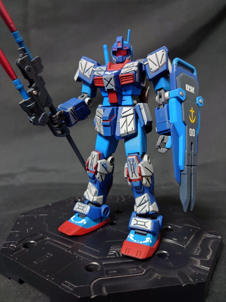 正面立像同じジム系ということで、配色はブルーディスティニー1号機と同じ塗装色で塗装しました。元色では追加装甲部分とさらにその上の増設装甲部分は同じ色でしたが、試験型という設定の元、シルバーにして「とりあえず装甲を増設してみました」な感じです。