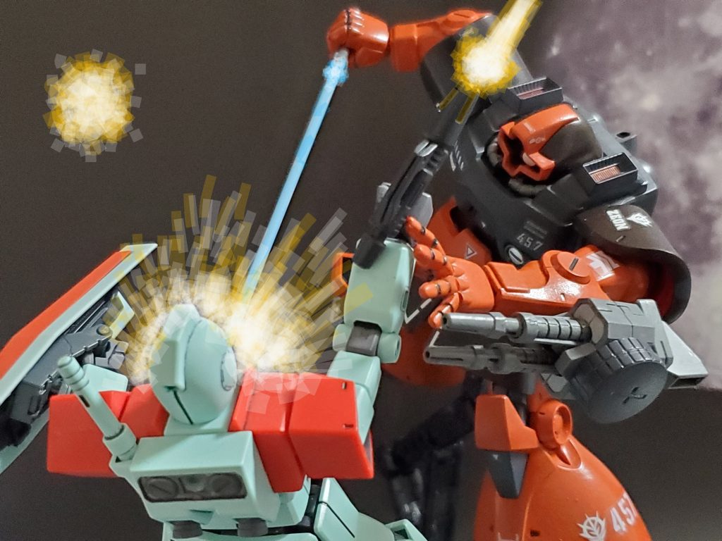 ヒット&アウェイを得意とするハザード中佐と空間戦闘仕様のドム・フュンフの相性は抜群👍ザクR型と互角かそれ以上の機動性で連邦部隊を翻弄~👊✨