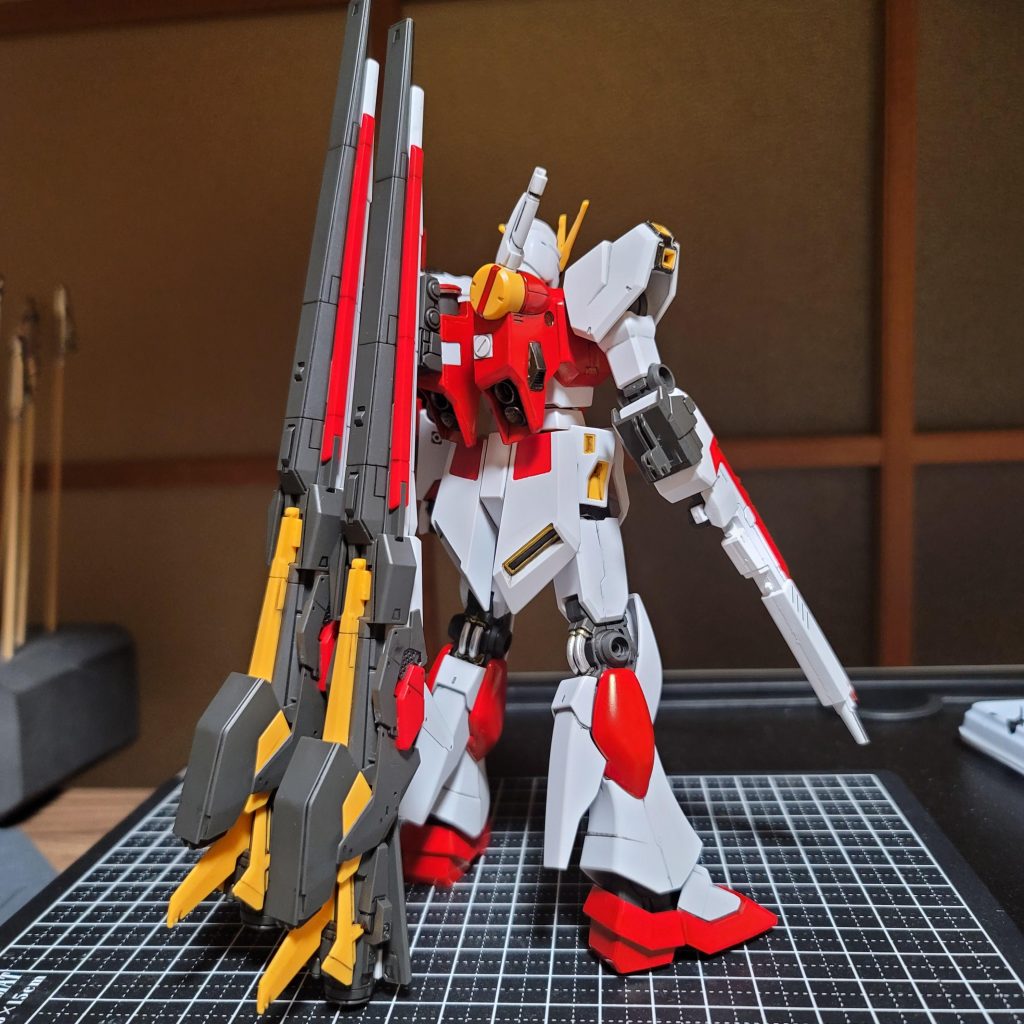 ロングレンジフィンファンネルはカッコいいですね~!!これ2つ付けたら戦闘出来る幅が広がるのでは…と思い、2つにしました。劇中のフィンファンネル装備以上に左側重そうだ…(笑)