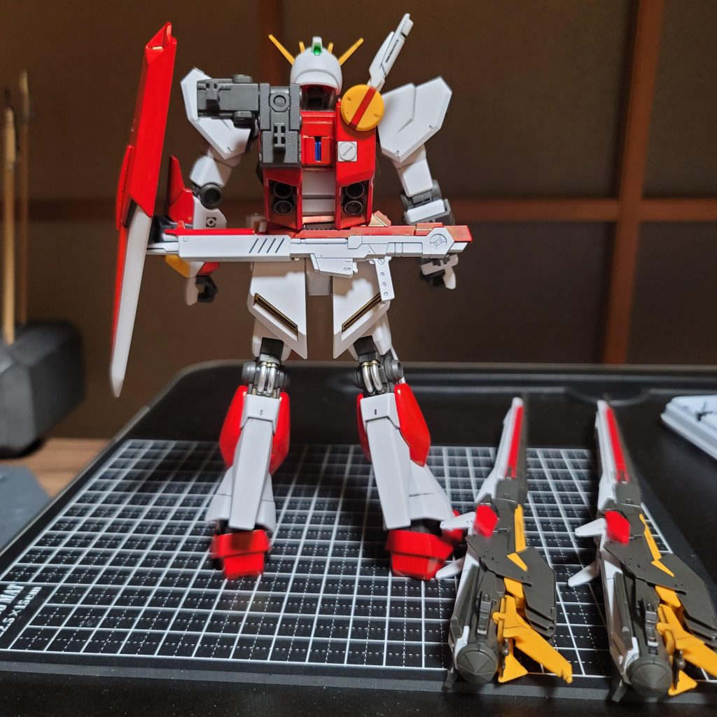 腰とライフルの内側を削って、100均の磁石を入れてマウント出来るようにしています。バックパックの奥…塗り損ねが……いや、バズーカ付けたり外したりがしやすいようにあえて塗っていないのだ!(言い訳)