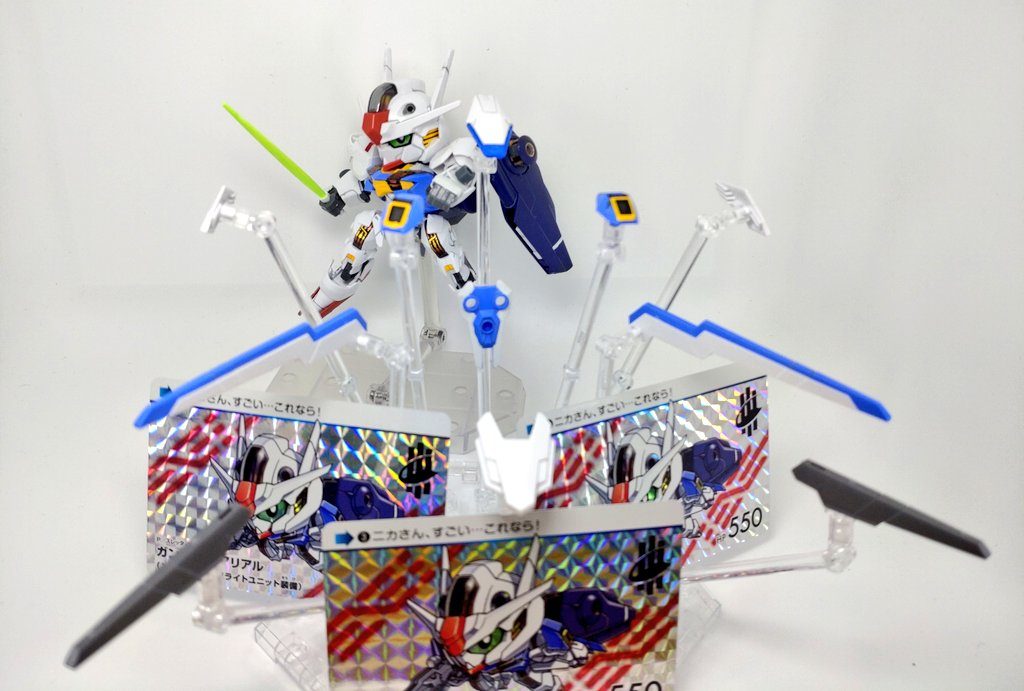 フライトユニットはいつもの2軸なので、無加工で取り付け可能です。あと整列させるのは大変だけど、ウェポンディスプレイベースも使ってカードめっちゃダブった