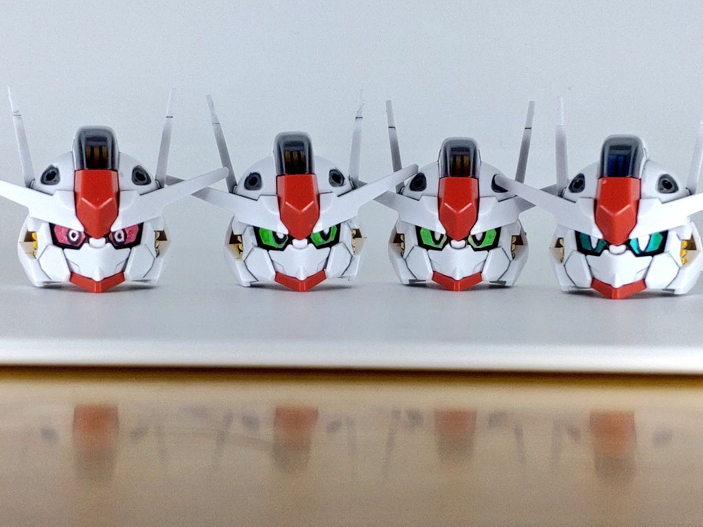 最初は通常目と赤目、あとは手に入り次第目線差分を作るだけの予定が、ここまで増えました。この画像なら通常目(右から2番目)と青目(左端)の目の白と黒のバランスの違いがわかりやすいかな