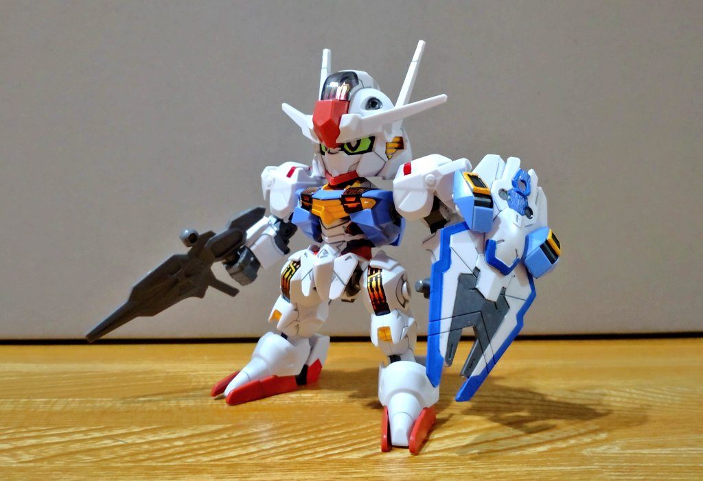 SDEXガンダムエアリアル一部シールを使用して、あとは部分塗装です。今回はHGや本キットでツインアイに赤い差分があったり、本編で謎の青い状態が出たりしたので、その差分を差し替えで粗方再現することを目的にしました。また、一部HGのパーツを流用することで、ビットオンフォームも再現しました。本体だけなら発売後すぐには出来たのだけど、差分を増やしていたらもう2月。あっという間というか、差分増やしまくったというか