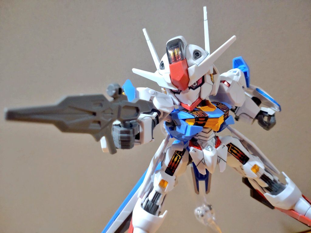 キットのシールではよく付属してるけど、本編1期時点で何も明かされてない赤目……ホントに何だったのだろう暴走をイメージして、見る角度によって目を見開いたり、睨んだりしてるように見えるように描きました。というか描いたらそんななってました。儲けた