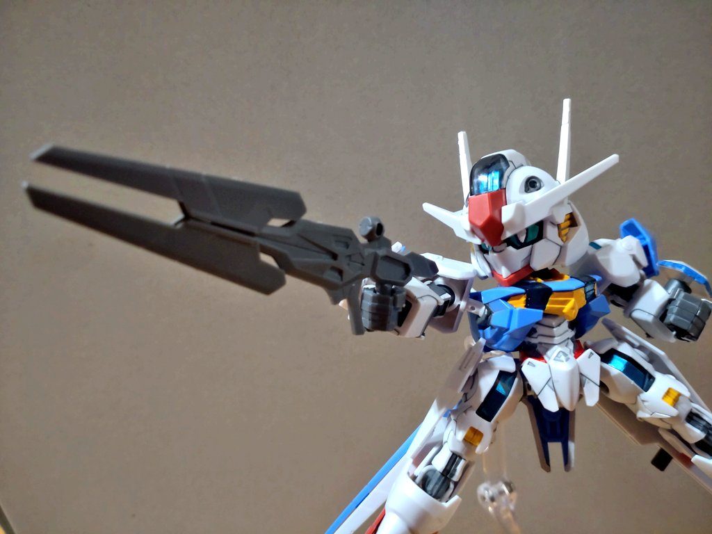 こちらは作中での決闘団体戦をイメージしました。ボディや脚のクリアパーツはぶっちゃけ裏側をメタブルーで塗っただけです。頭部と胸部、肩、脚パーツを別途で用意して差し替えです。青目は通常目と差異を出すために白い部分の割合を増やしてますあとけっこうテンション任せ&強引にだけど、HGのグレーのガンビットはSDEXのビームライフルに取り付け可能。…… ……ホントに超強引です…