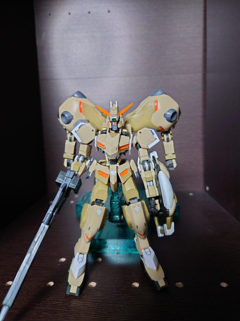 正面外装の色を変えているブラウン部分はタミヤカラーのダークイエロー、白部分はタミヤカラーのフラットホワイト、オレンジ部分はMrカラーのオレンジ、グレー部分はタミヤカラーのダークグレイ、スラスターの銀色はタミヤカラーのフラットアルミで塗装しました。アンテナはシャープ化してあります。